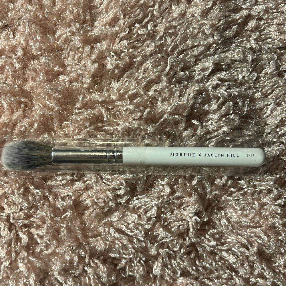 Morphe x Jaclyn Hill powder brush 07